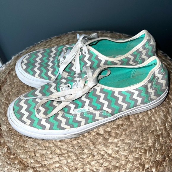 Vans Low Lace up Skateboard Shoes - Picture 1 of 7